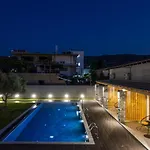 Eightyfour Living With Private Pool Hriszí Aktí Haniá