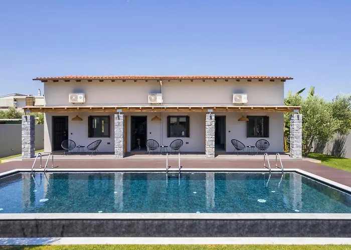 Eightyfour Living With Private Pool * Hriszí Aktí Haniá