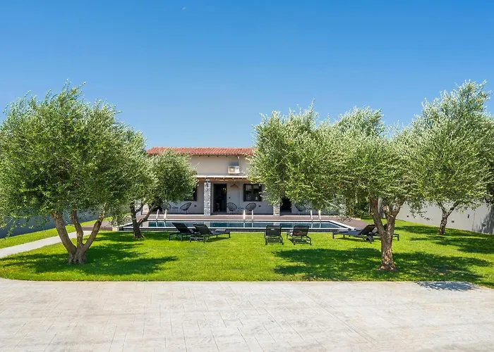 Eightyfour Living With Private Pool *