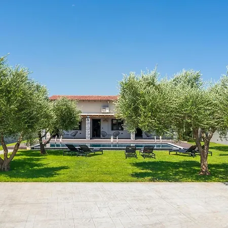 Eightyfour Living With Private Pool *